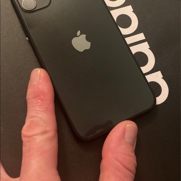 Unlocked iphone 11 mint condition - Picture 2 of 4